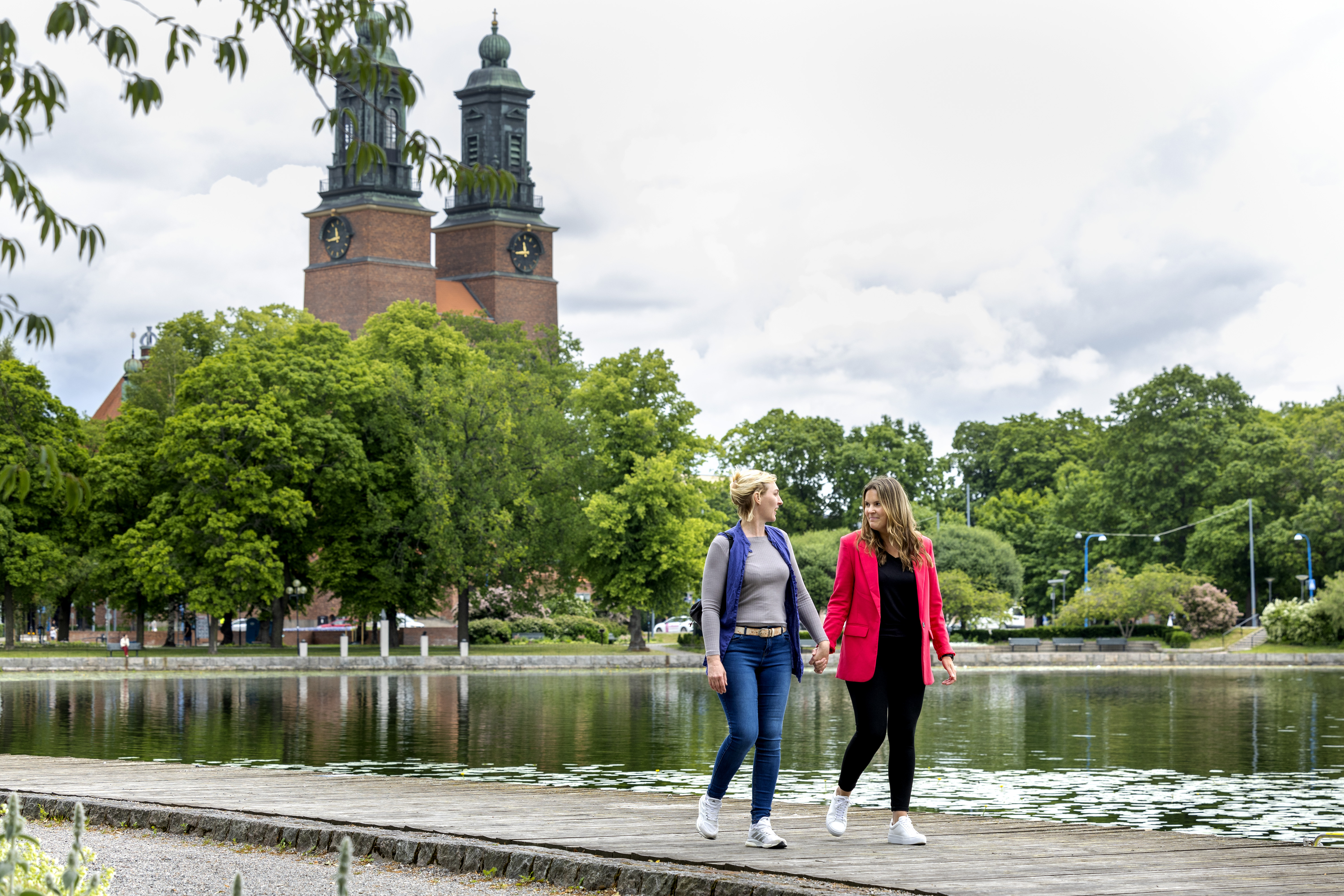 Två personer går längs vattnet tillsammans