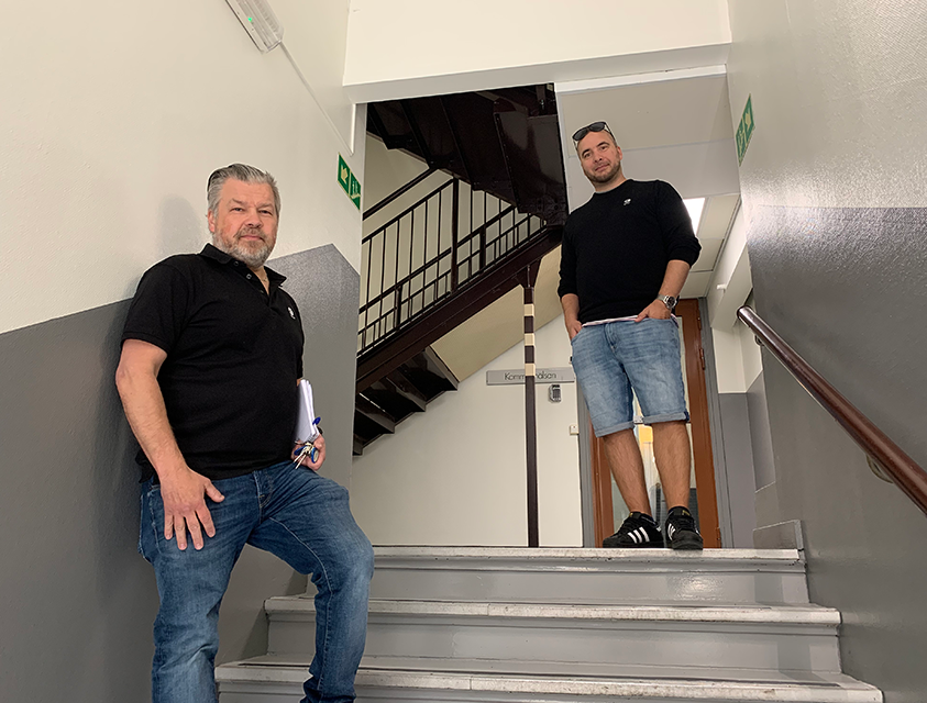 Två Kfast-medarbetare i trappa i trapphus.