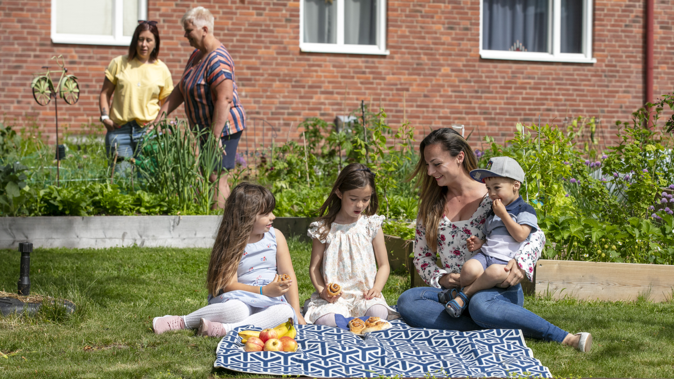 Familj har picknick tillsammans