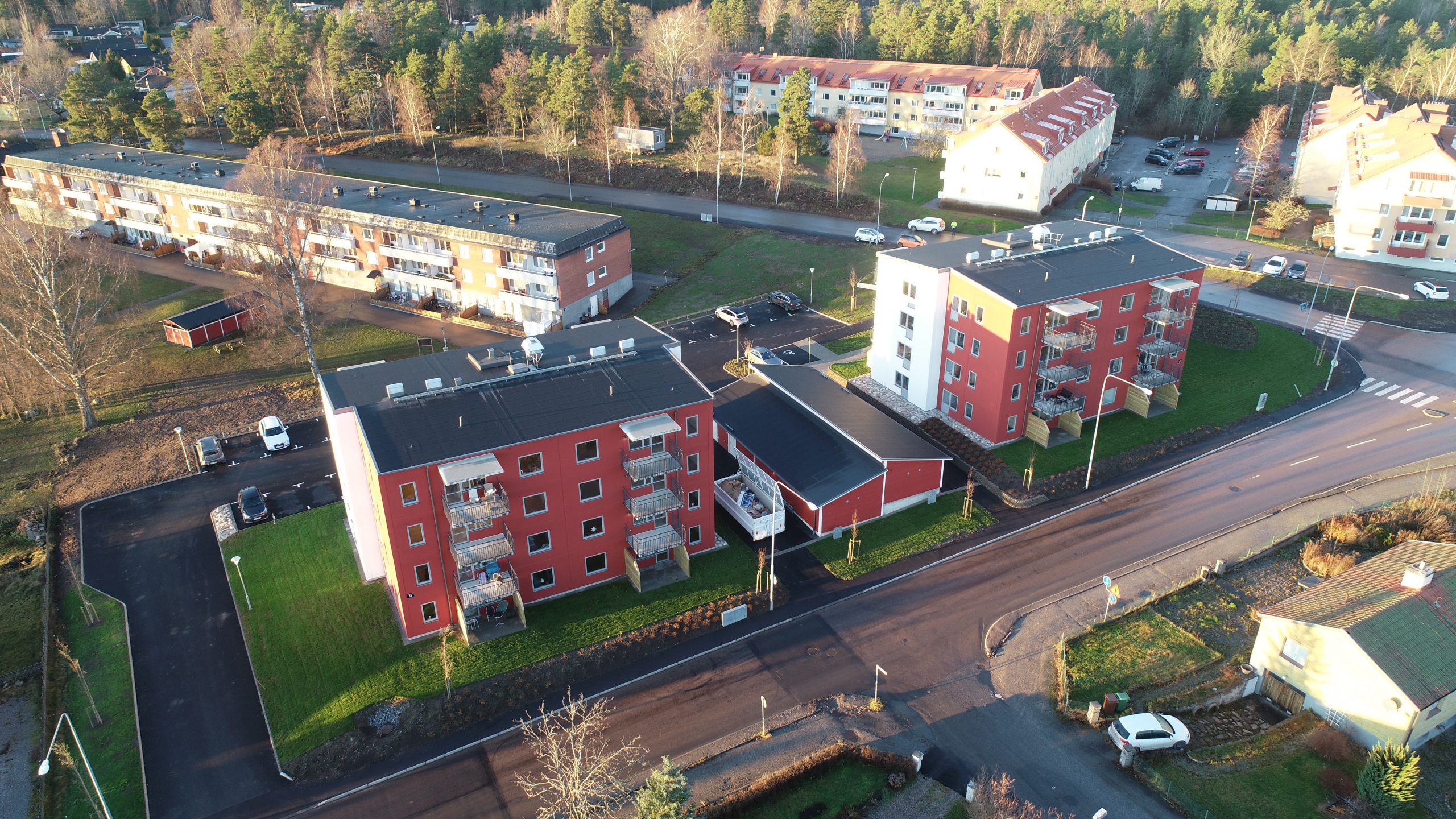 Drönarvy över Hällbybrunn punkthus och lamellhus