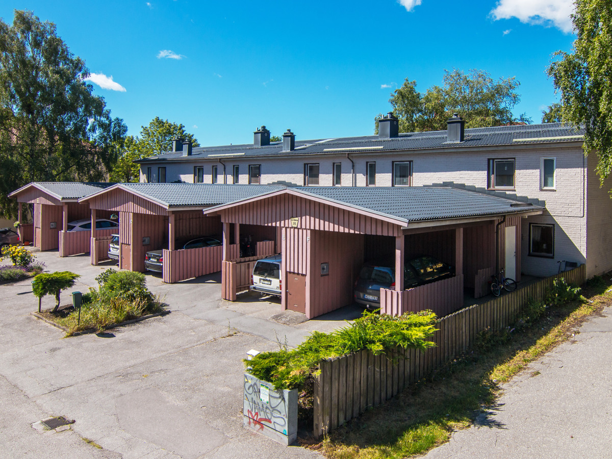 Rosa radhus med carport