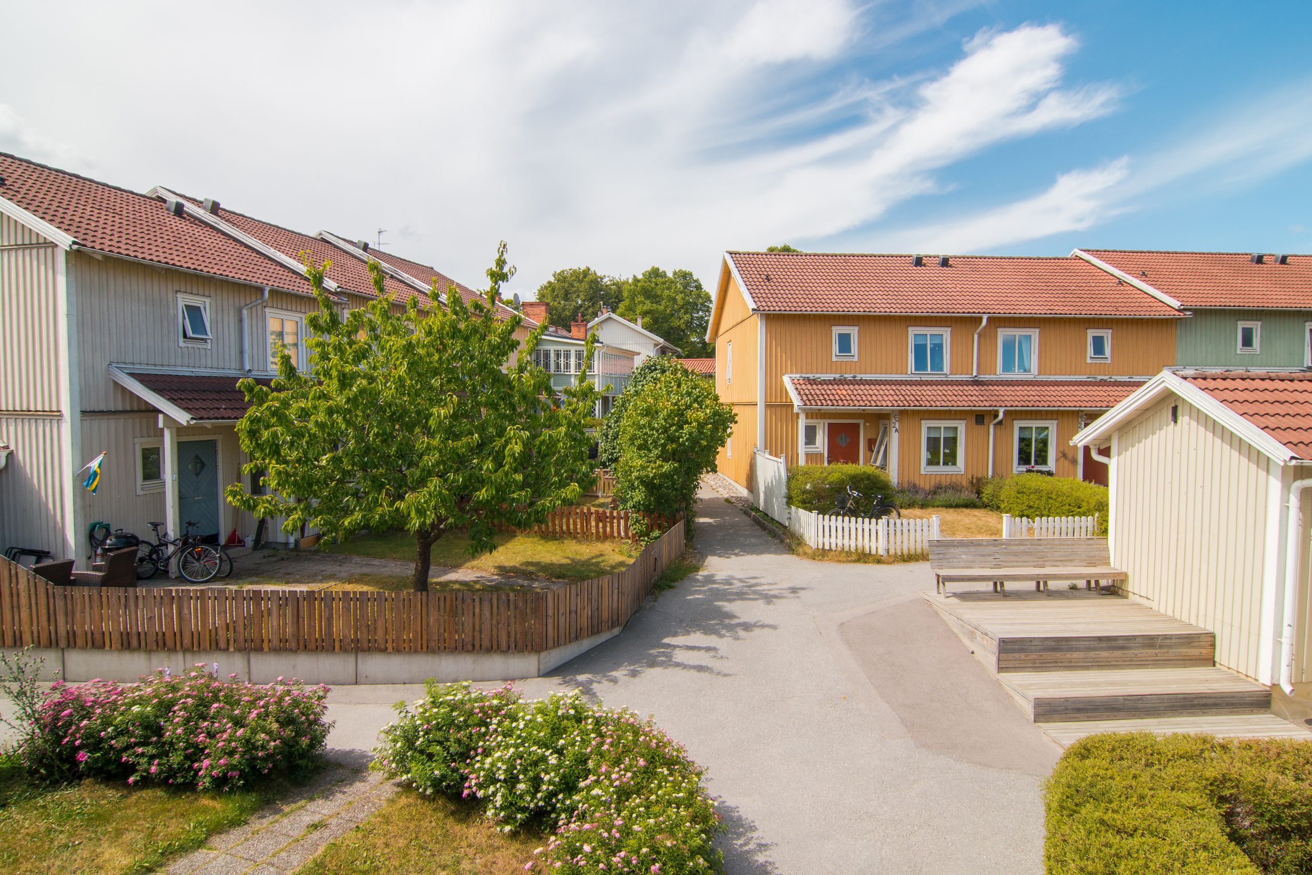 Bostadsområde med trähus i två våningar.