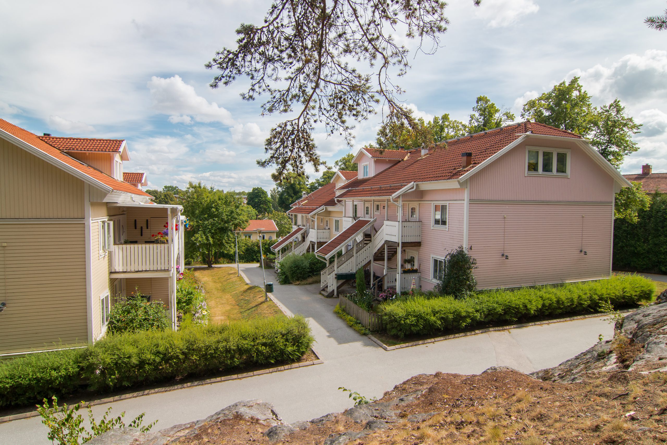 Rosa trähus med två våningar