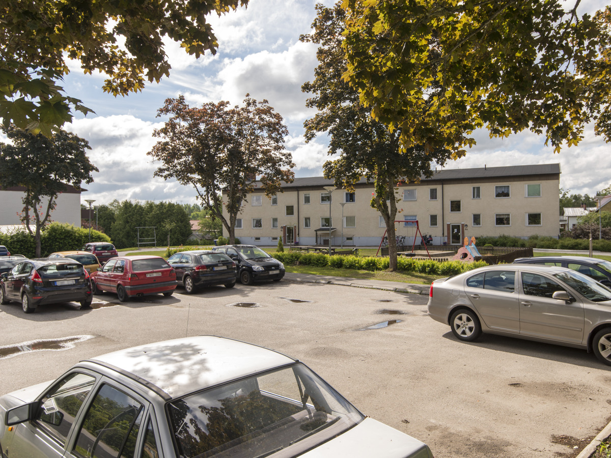 Bostäder och parkering på Lundavägen i Hällberga