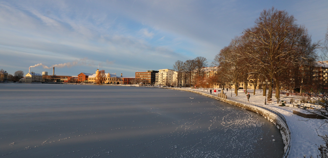 Vy över Eskilstunaån en vinterdag.