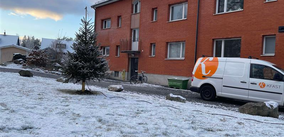 Kfast bil står parkerad på snöig gata